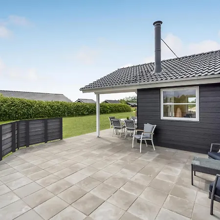 3 Bedroom Amazing In Holiday home